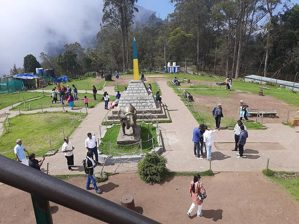 Moir point view with statue,kodaikanal