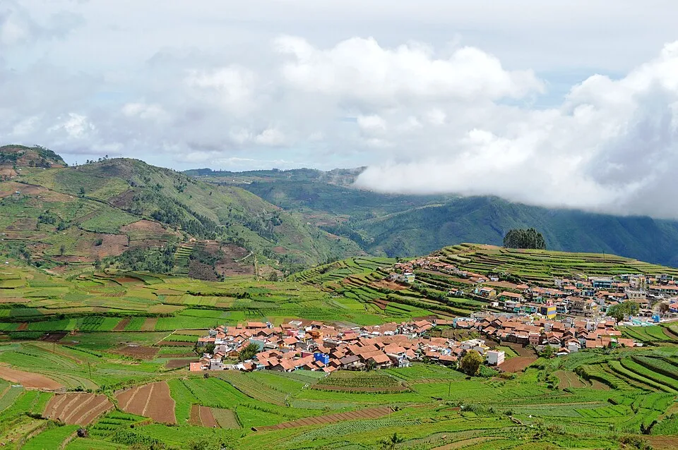 Sunrise over the terraced garlic farms of Poombarai Village, Kodaikanal — an offbeat sunrise viewpoint