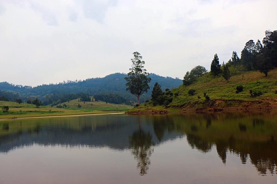 Mannavanur lake view in Kodaikanal with hills and meadows