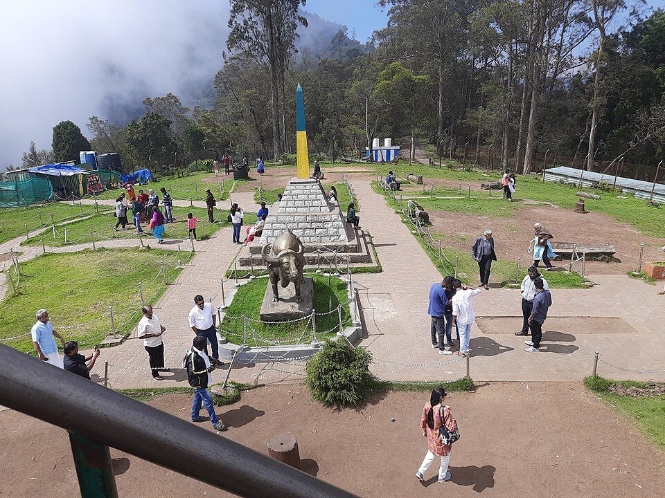 Moir point view with statue,kodaikanal