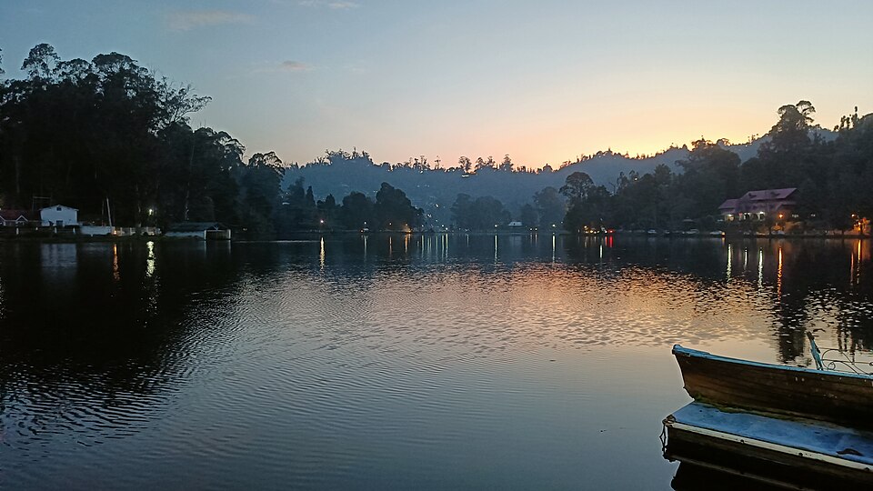 sunset view in kodaikanal lake